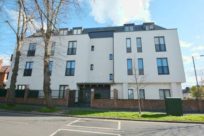 2 Bedroom Ground Flat To Rent In Roxborough Avenue, Central Harrow, HA1