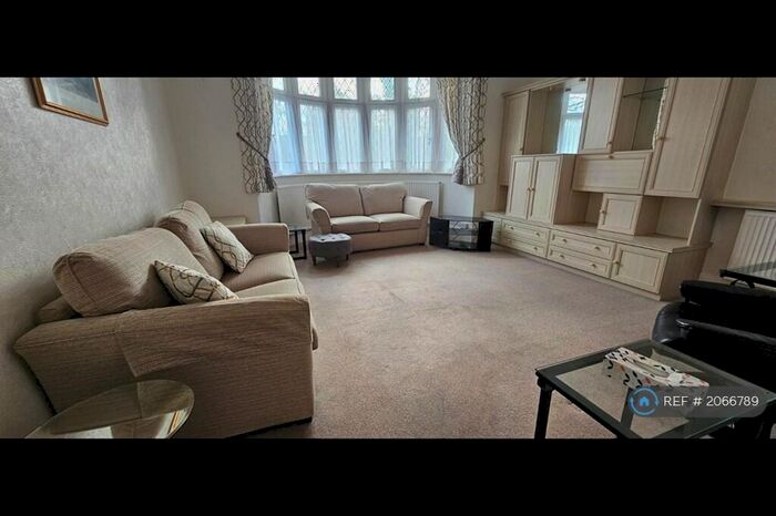2 Bedroom Flat To Rent In Park Court, Northwood, HA6