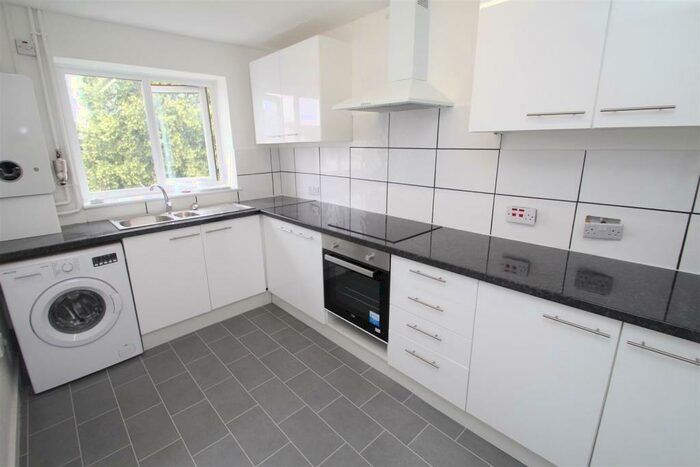 3 Bedroom Flat To Rent In Squires Ride, Hemel Hempstead, HP2