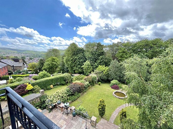 6 Bedroom Detached House For Sale In North Road, Glossop, SK13