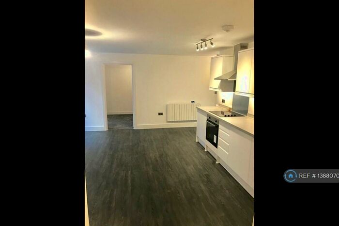 2 Bedroom Flat To Rent In South Street, Epsom, KT18