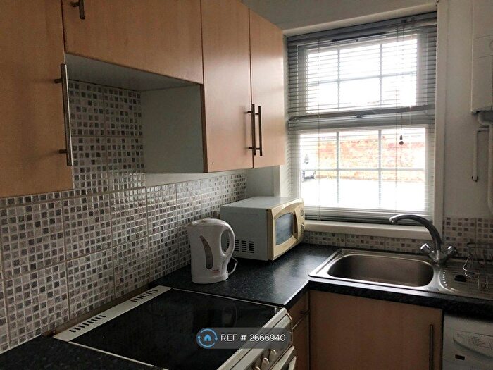 1 Bedroom Flat To Rent In High Street, Newport Pagnell, MK16