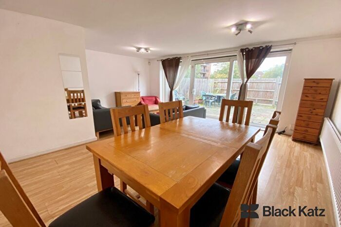 4 Bedroom Maisonette To Rent In Old Kent Road, London, SE1