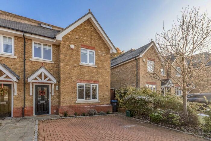 4 Bedroom Property To Rent In Oakhurst Close, Kingston Upon Thames, KT2