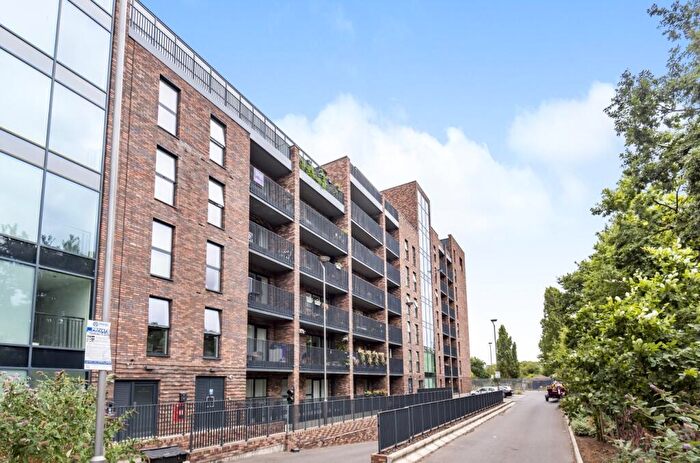 3 Bedroom Flat To Rent In Purbeck Gardens London, SE26