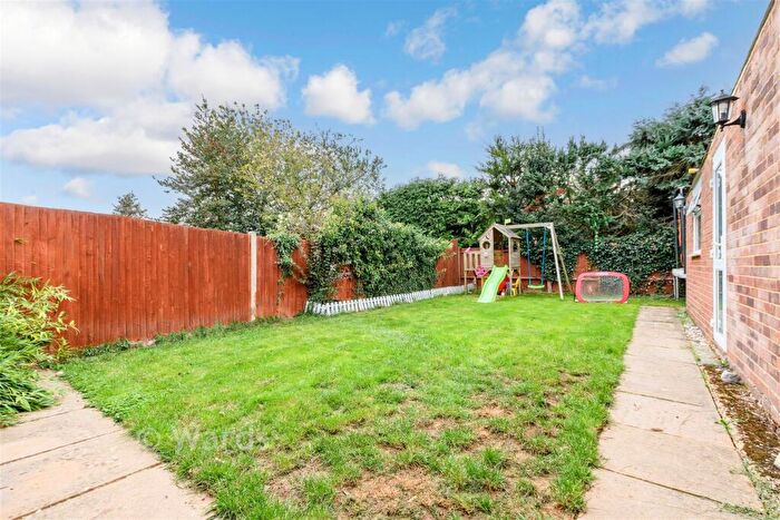 3 Bedroom Semi-Detached House For Sale In Cherry Trees, Hartley, Longfield, Kent, DA3
