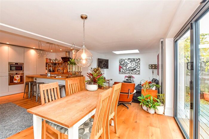 4 Bedroom Bungalow For Sale In The Pinnocks, Pluckley, Ashford, Kent, TN27