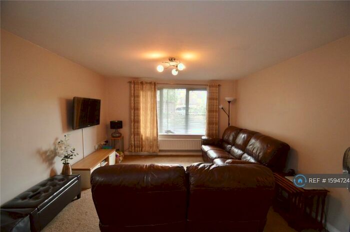 2 Bedroom Flat To Rent In Jackson Close, Slough, SL3