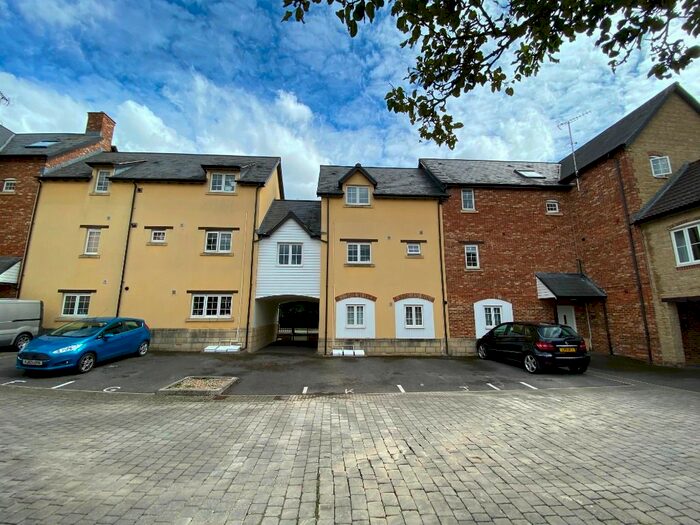 3 Bedroom Flat To Rent In Maybold Crescent, Swindon, SN25