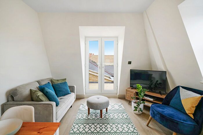 2 Bedroom Flat For Sale In Garratt Lane, Tooting Broadway, SW17