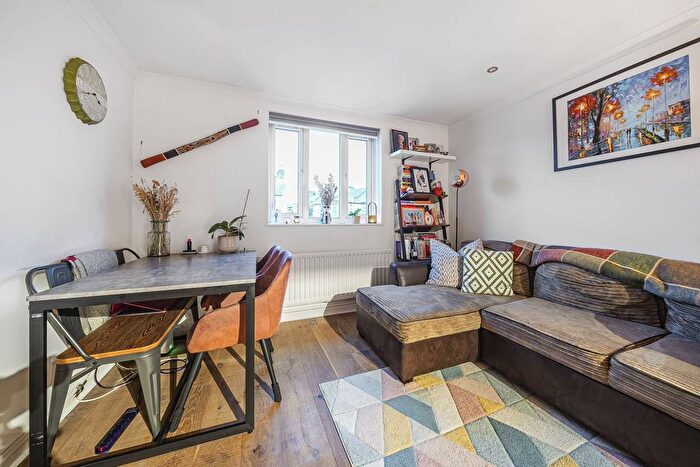 1 Bedroom Flat To Rent In Haynes Close, Southgate, London, N11