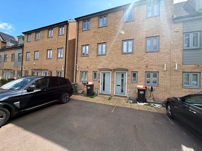 3 Bedroom Town House To Rent In Hazel Mead, Dunstable, LU5