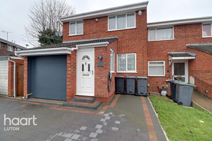 3 Bedroom Semi Detached House For Sale In Dunsmore Road, Luton, LU1