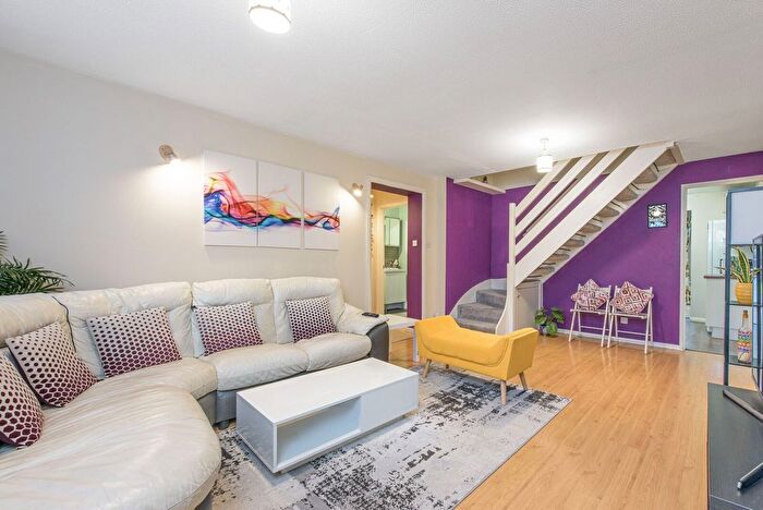 3 Bedroom Semi-Detached House For Sale In Sellwood Drive, High Barnet, Barnet, EN5