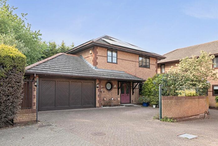 4 Bedroom Detached House For Sale In Wellesley Park Mews, Enfield, EN2