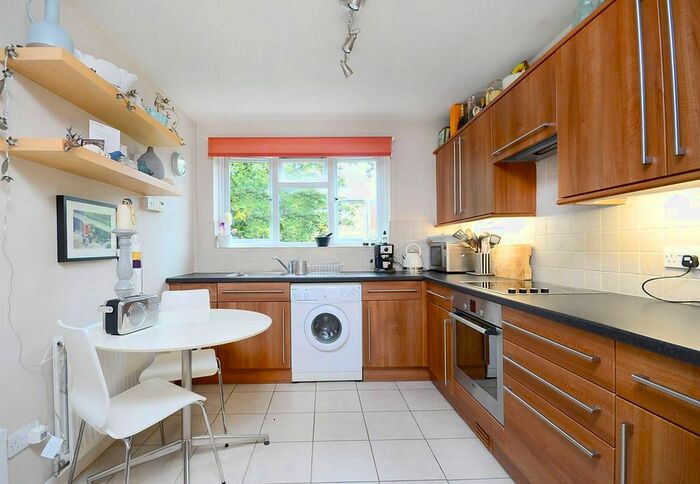 2 Bedroom Flat To Rent In Rathmell Drive, Clapham Park, London, SW4