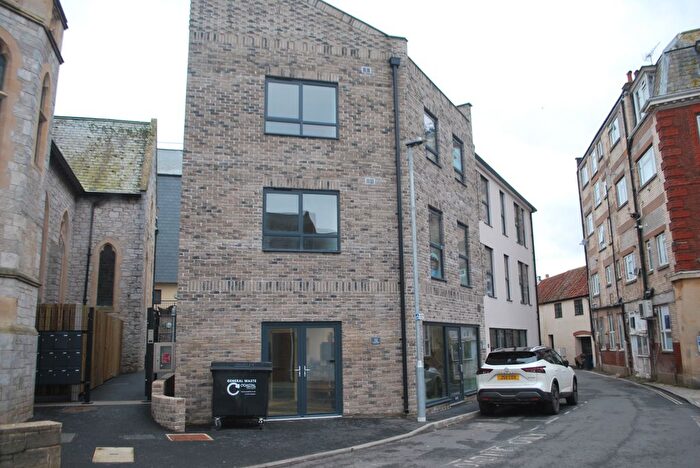 2 Bedroom Flat To Rent In Queen Street, Exmouth, EX8
