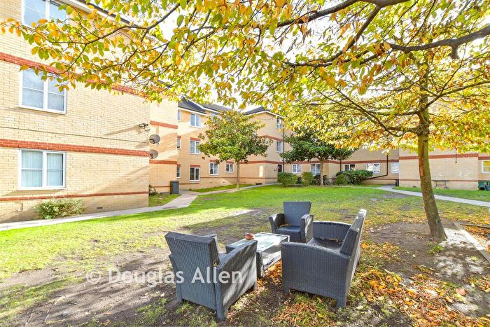 2 Bedroom Apartment For Sale In Timberlog Lane, Basildon, Essex, SS14