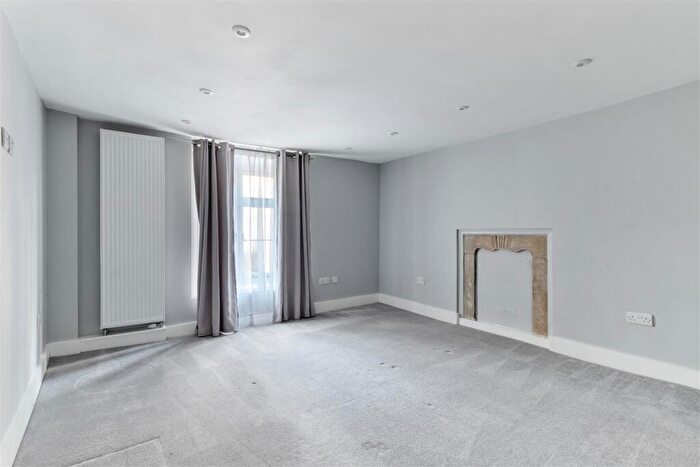 2 Bedroom Maisonette For Sale In College Street, Petersfield, GU31