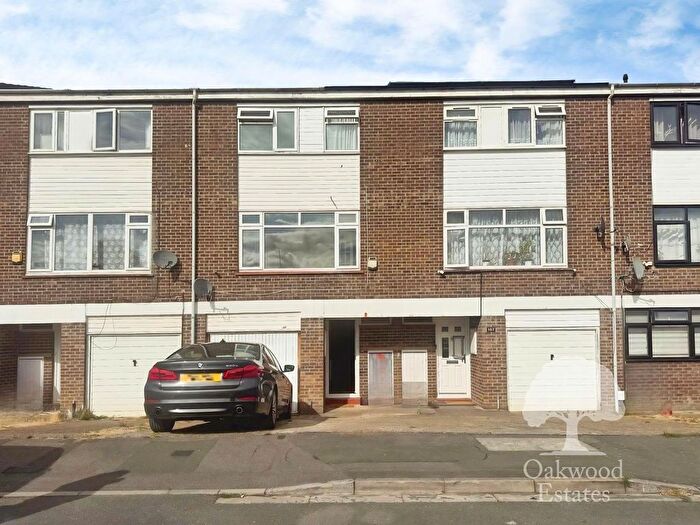 4 Bedroom Town House To Rent In Weekes Drive, Slough, SL1