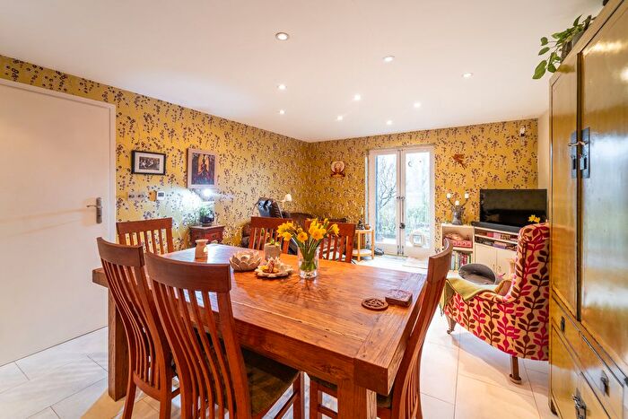 2 Bedroom Flat For Sale In Mount View Road, Stroud Green, N4