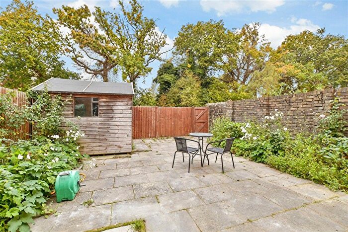 3 Bedroom End Of Terrace House For Sale In Burwash Road, Furnace Green, Crawley, West Sussex, RH10
