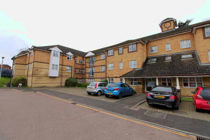 1 Bedroom Apartment To Rent In Barons Court - 1 Bedroom Apartment - Close To Town/station, LU2