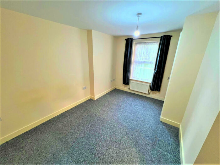 2 Bedroom Flat To Rent In Bed Bath Modern Flat In Romford, RM1