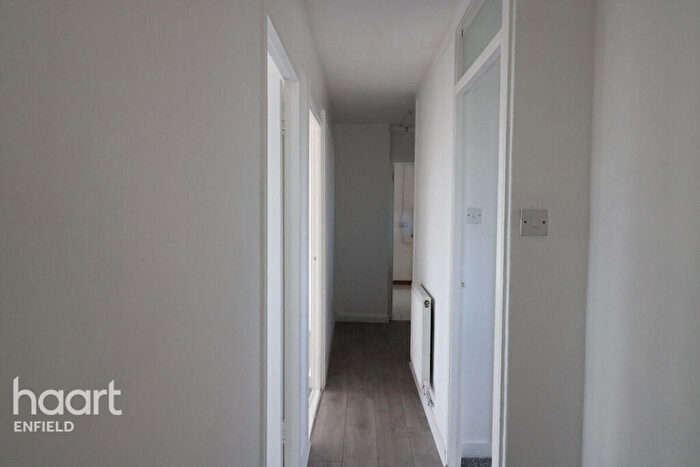 2 Bedroom Apartment To Rent In Holtwhites Hill, Enfield, EN2