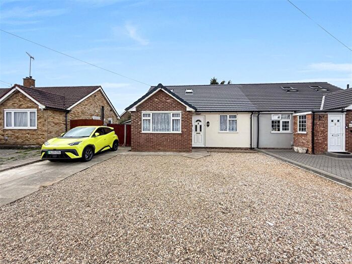 3 Bedroom Semi Detached Bungalow To Rent In Oak Way, Feltham, TW14