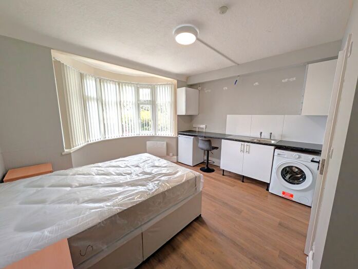 Studio To Rent In Southfields, Hendon, NW4