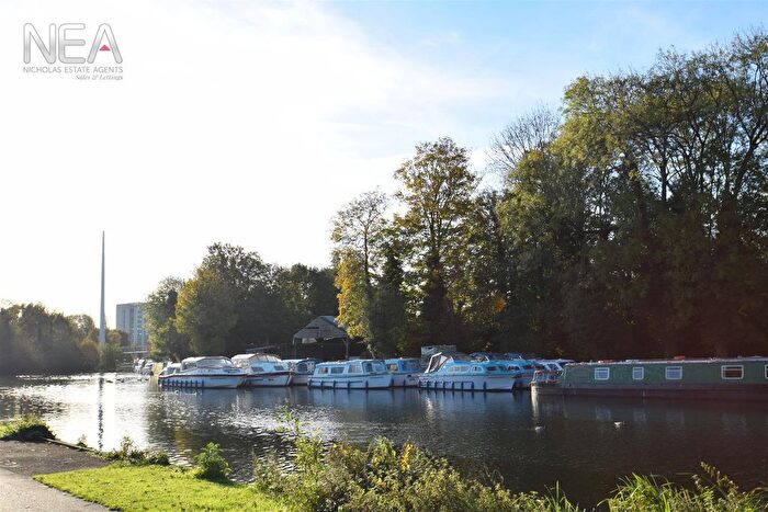 2 Bedroom Flat To Rent In Cardinal Close, Caversham, Reading, RG4