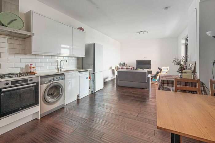 3 Bedroom Flat To Rent In Ballards Lane, North Finchley, London, N12