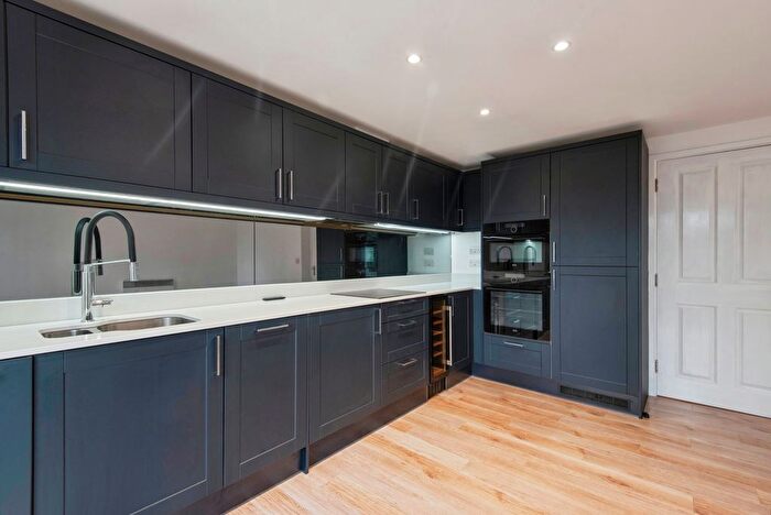 2 Bedroom Flat For Sale In Grove Road, Hitchin, Hertfordshire, SG4