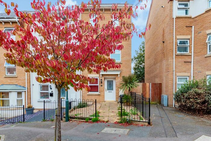 3 Bedroom Town House To Rent In Diana Road, Chatham, ME4