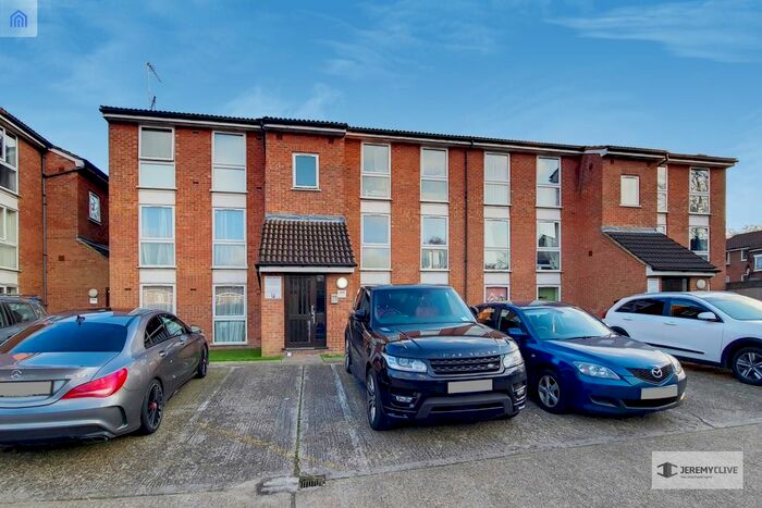 2 Bedroom Flat To Rent In Poplar Grove, London, N11