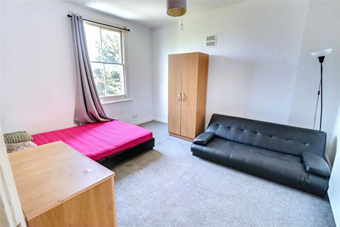 Apartment To Rent In Crayford Road, Islington, London, N7