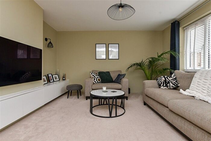 4 Bedroom Chalet For Sale In Rosemary Avenue, Broadstairs, Kent, CT10