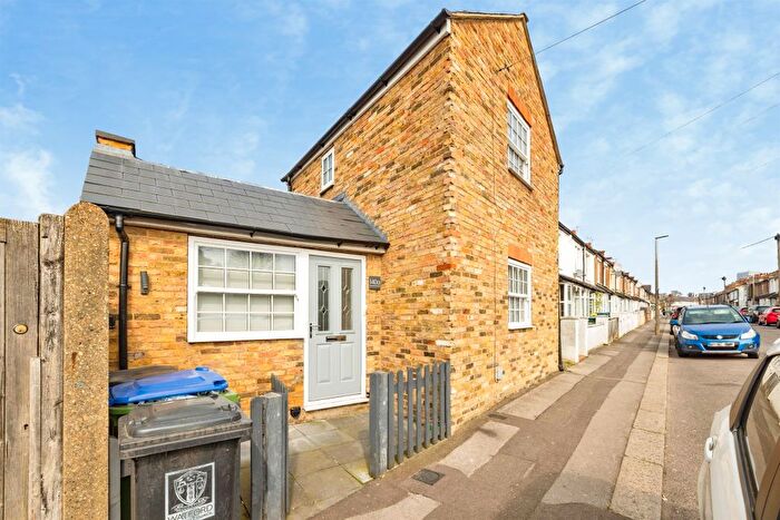 1 Bedroom Detached House For Sale In Chester Road, Watford, WD18