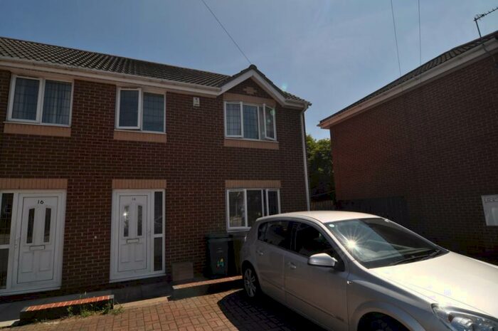 3 Bedroom Town House To Rent In Bole Close, Low Valley, S73