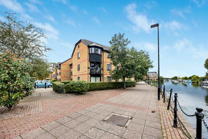 1 Bedroom Flat To Rent In Riverside Close, London, E5