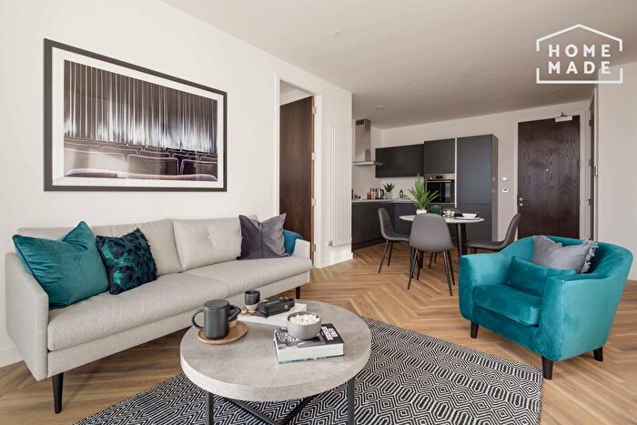 3 Bedroom Flat To Rent In The Green Rooms, M50