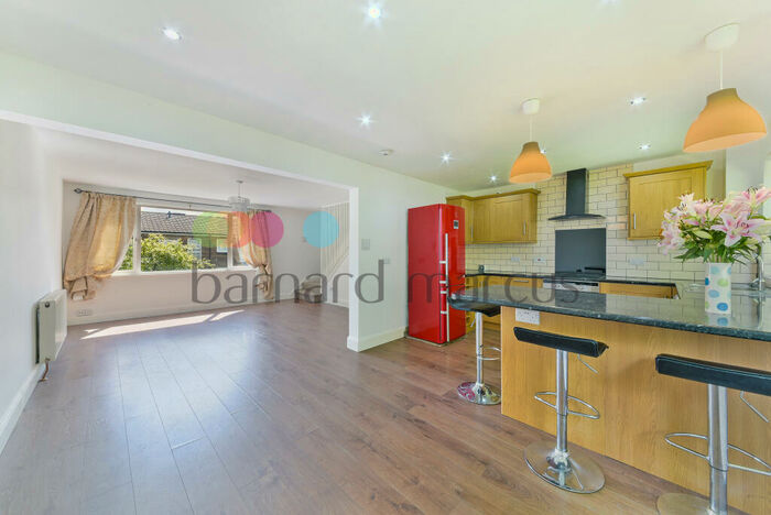 3 Bedroom Apartment To Rent In Woodpecker Mount, Forestdale, CR0