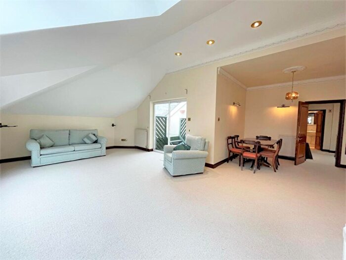 3 Bedroom Flat To Rent In Cranley, Wellington Square, Cheltenham, GL50