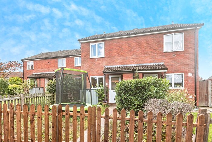 2 Bedroom End Terrace House For Sale In Lennon Way, Basingstoke, RG22
