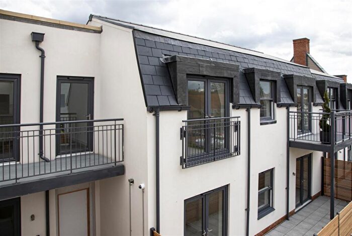 2 Bedroom Apartment To Rent In Nightingale Walk, Farnham, GU9
