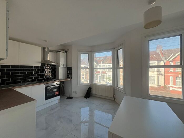 4 Bedroom Flat To Rent In Eswyn Road, SW17