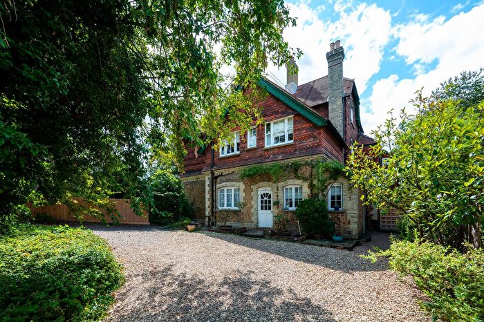 4 Bedroom Maisonette For Sale In Lower Edgeborough Road, Guildford, GU1