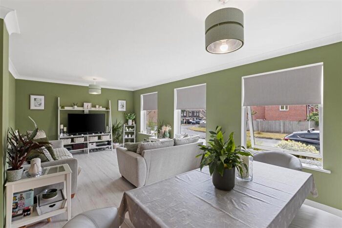 4 Bedroom Link Detached House For Sale In Moggs Mead, Petersfield, GU31