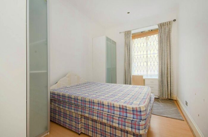 2 Bedroom Flat To Rent In Queens Gate, South Kensington, London, SW7